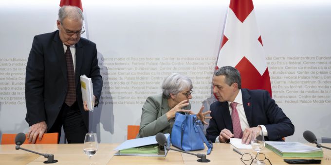 Bundesrätin Elisabeth Baume-Schneider (mitte), Bundesrat Ignazio Cassis (rechts) und Bundesrat Guy Parmelin nach einer Medienkonferenz über das EU-Verhandlungsmandat, 15. Dezember 2023. Bundesrat EU-Verhandlungsmandat