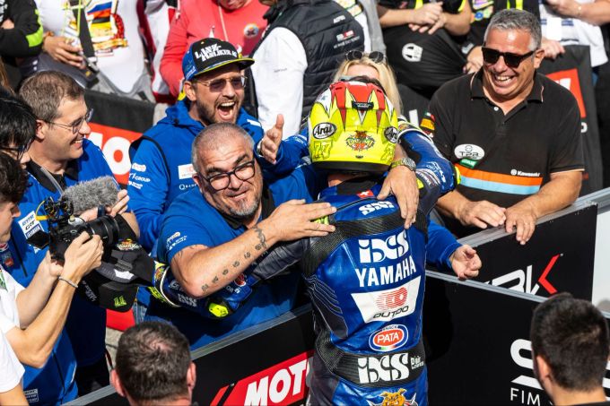 Dominique Aegerter feiert seinen Podestplatz in Jerez mit dem Team. Dominique Aegerter Superbike-WM Yamaha