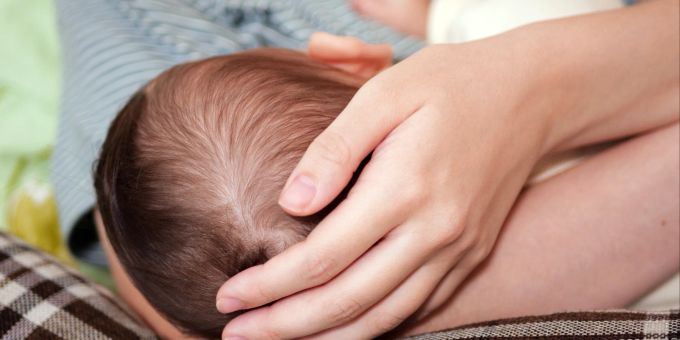 Der Duft von Neugeborenen ist so angenehm, dass Erwachsene kaum widerstehen können. Baby im Arm