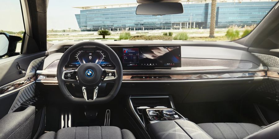 BMW i7 M70