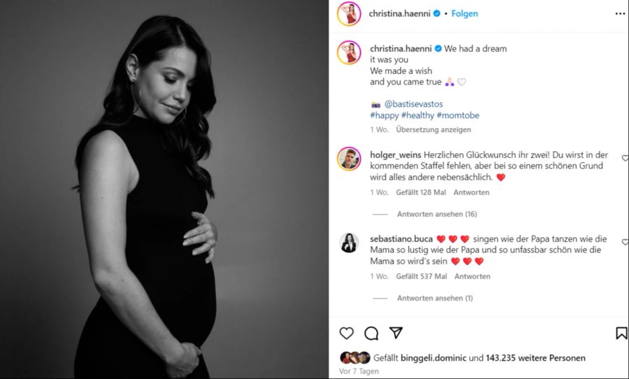 Christina Luft zeigt ihren Babybauch.