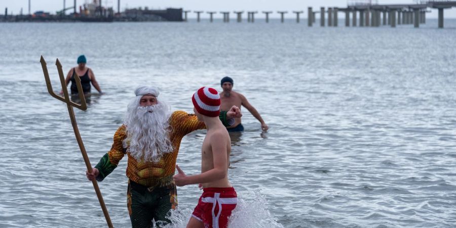 Als Neptun verkleidet steigt Tim Bergelt zusammen mit anderen Hobbyschwimmern aus dem 5 Grad kalten Meer, hier die Ostsee.