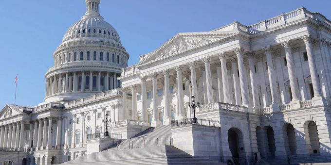 Der Ausblick für die USA sei von «stabil» auf «negativ» gesetzt worden, teilte Moody's mit. Der Ausblick für die USA sei von «stabil» auf «negativ» gesetzt worden, teilte Moody's mit.