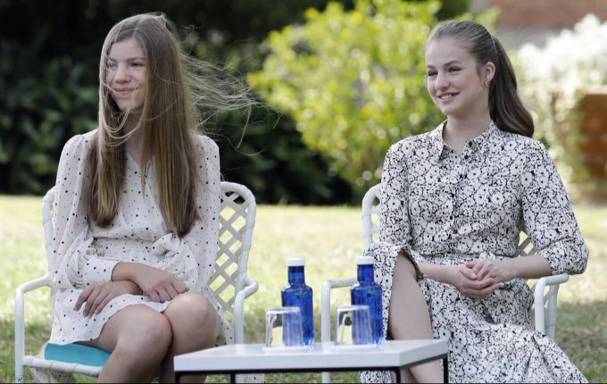 Prinzessin Leonor (r.) hatte Zahnlücken, die nun weg sind. Leonor
