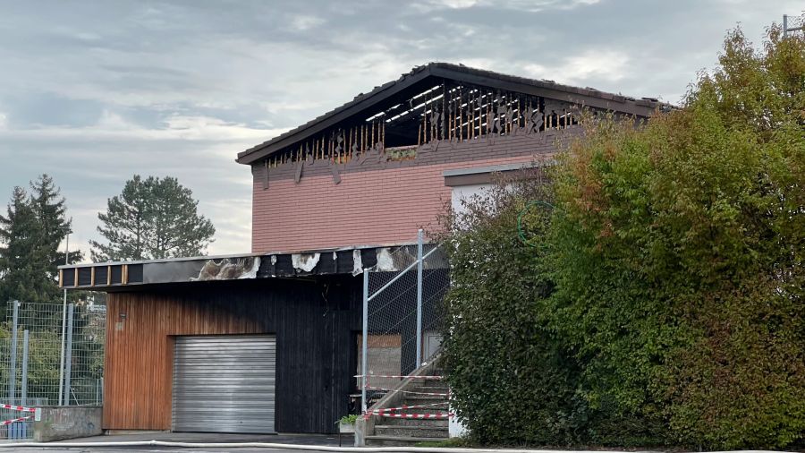 Die Schäden an der Turnhalle sind am Mittwochmorgen gut zu sehen.