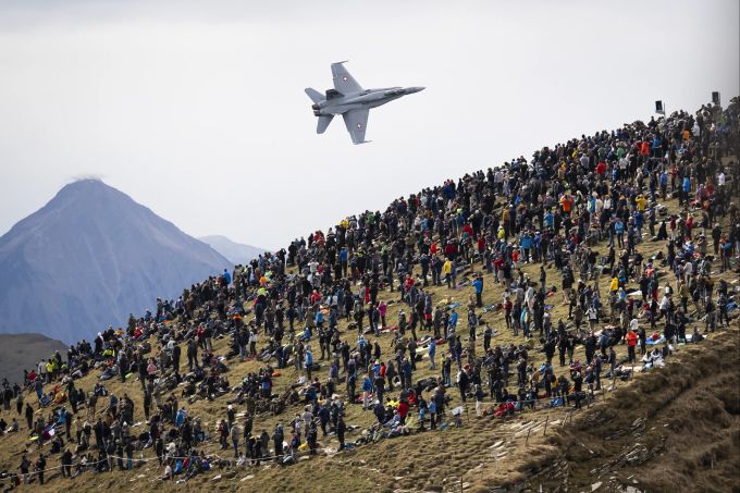 Zahlreiche Besucher sind für das Fliegerschiessen zur Axalp gekommen. Flugshow