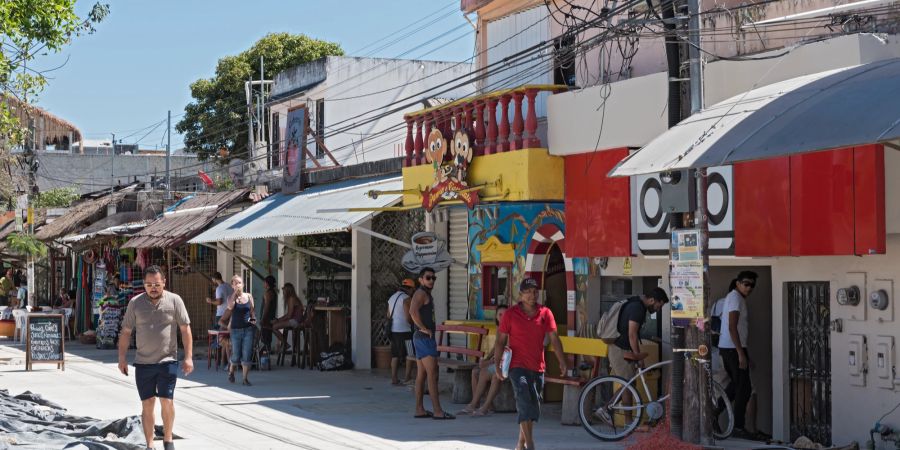 Tulum, Mexico: Restaurants und Touristen auf avenida tulum, tulum, quintana roo.