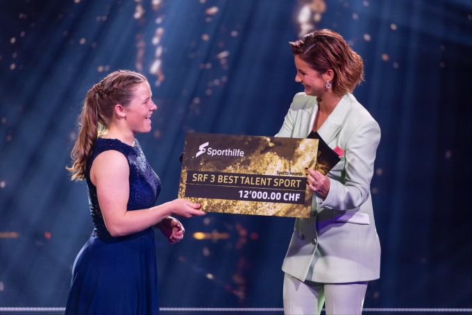 Stefanie Grob erhält den Preis als SRF 3 Best Talent Sport. Sports Awards