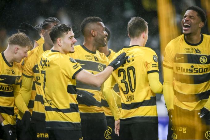 Jean-Pierre Nsame wird von seinen YB-Kollegen gefeiert. YB