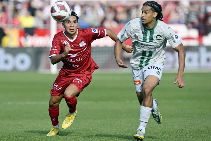 St.Gallens Isaac Schmidt (r.) wird von Winti-Spieler Randy Schneider verfolgt.