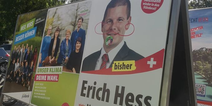 «Antidemokratisch!» - Plakate von SVP-Hess werden systematisch zerstört