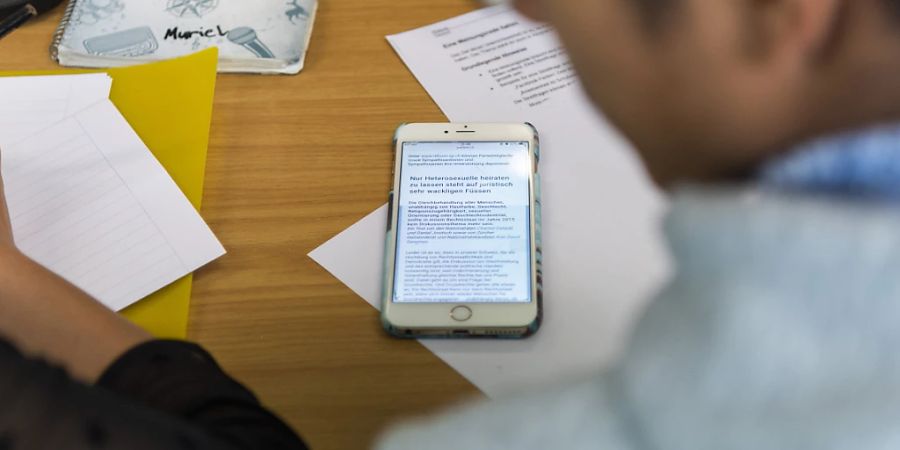 Neuseelands konservativer Premierminister Christopher Luxon will nach eigenen Angaben Handys aus Schulen im ganzen Land verbannen. Das werde störendes Verhalten stoppen und den Schülern bei der Konzentration helfen, sagte Luxon. (Symbolbild)