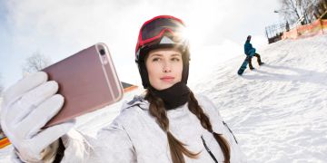Frau mit Skibrille