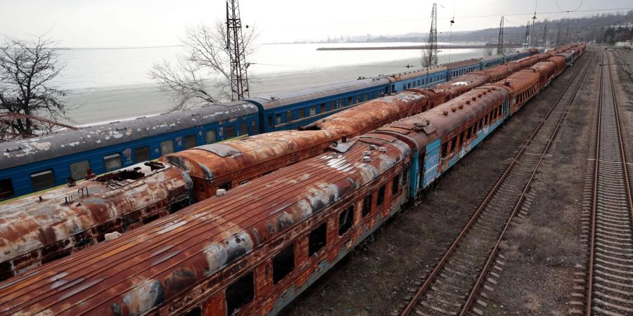 Ausgebrannte Waggons am Bahnhof in Mariupol. Russland soll an einer neuen Bahnstrecke in die Küstenstadt arbeiten. (Archivbild)