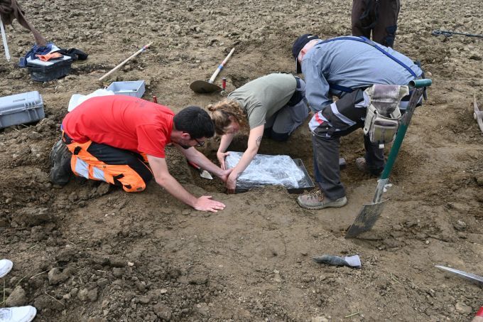 Das Bronzedepot wird freigelegt. Bronzedepot
