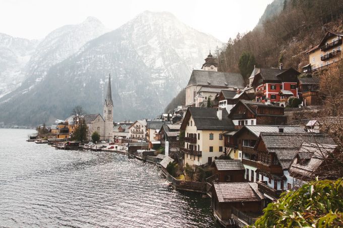 Klein, aber oho: Hallstatt in Oberösterreich zählt keine 1000 Einwohner, erfreut sich trotzdem grosser Beliebtheit. Hallstatt, Österreich, Oberösterreich