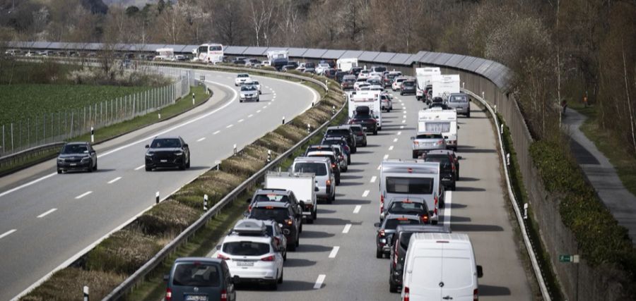 Ausserdem sorgen die 4500 Lonza-Mitarbeitende jeden Morgen und Abend für Stau. (Symbolbild)