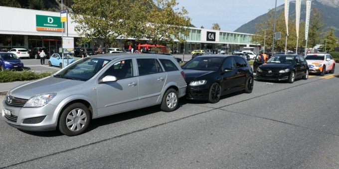 Näfels GL - Autofahrerin (20) nach Auffahrkollision ins Spital gebracht