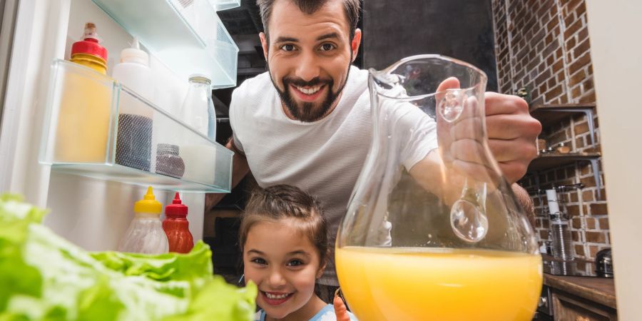 Vater und Tochter am Kühlschrank