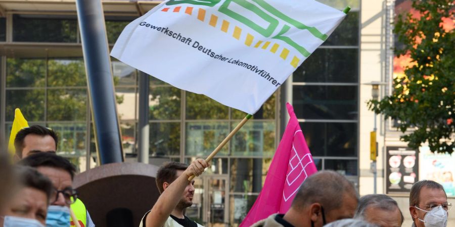 Teilnehmende einer Kundgebung der Gewerkschaft Deutscher Lokomotivführer (GDL) vor dem Hauptbahnhof in Magdeburg.