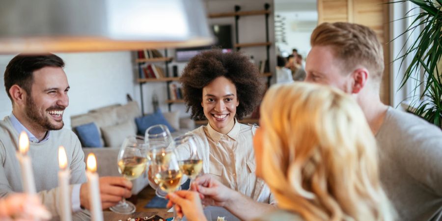 Freunde beim Abendessen