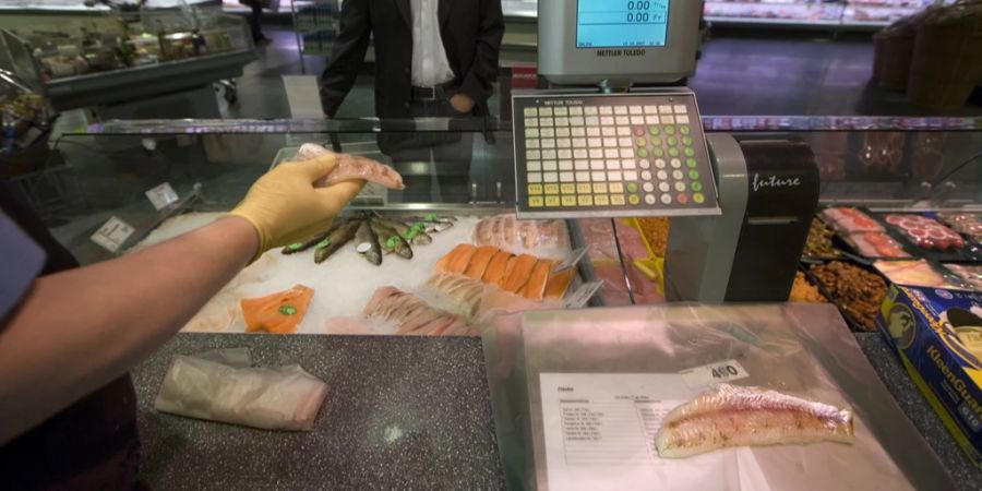 Greenpeace kritisiert die Rabatte, welche Migros und Coop gewähren. «Sie kurbeln mit Schleuderpreisen den Verkauf eines Fischprodukts an, dessen Erzeugung der Umwelt und dem Tierwohl schadet», so Iris Menn von der Umweltorganisation. (Symbolbild)