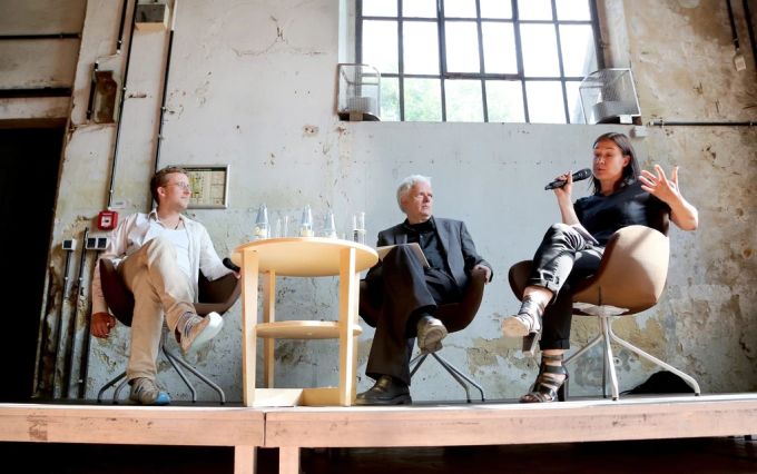 Filmregisseur Boris Nikitin, Heiner Goebbels und Katja Assmann an einer Pressekonferenz in der Gebläsehalle in Duisburg, Deutschland. Ausstellung