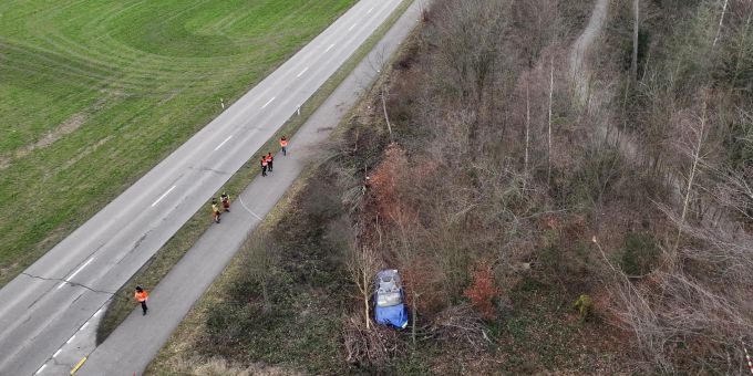 Dietlikon ZH: Sportwagen überholt Traktor und gerät in Unterholz. überholmanöver