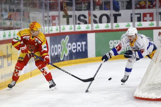 Toni Rajala (links) trifft auch gegen Zug für den EHC Biel. Toni Rajala EHC Biel