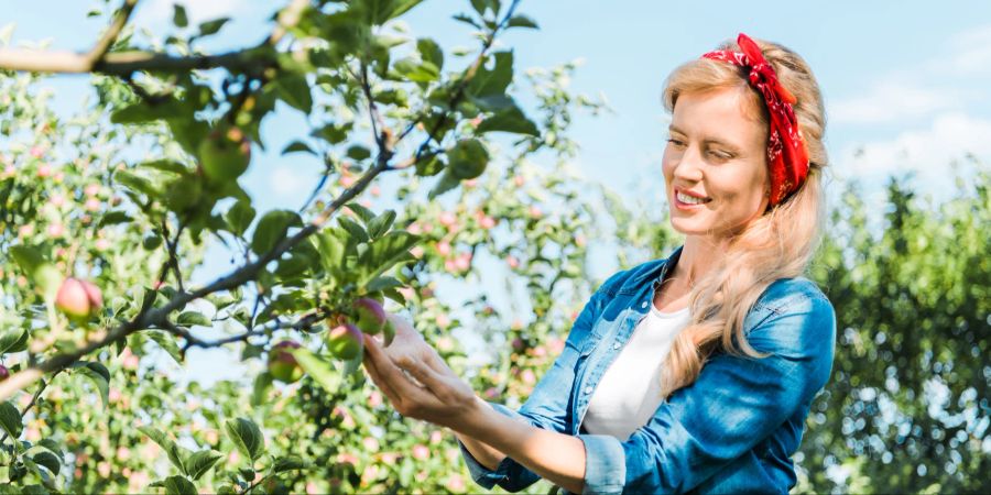 Frau mit Apfelbaum