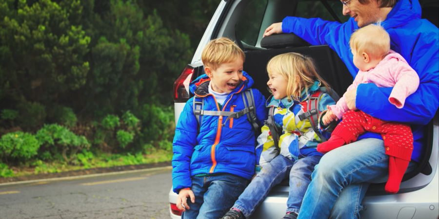 Vater mit drei Kindern