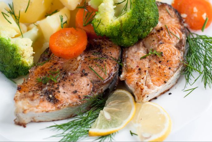 Gegrillter Lachs ist proteinreich und liefert viele Omega-3-Fettsäuren. Gegrillter Lachs
