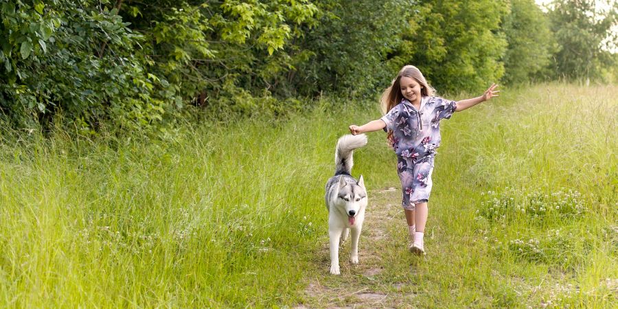 Mädchen geht mit Hund spazieren