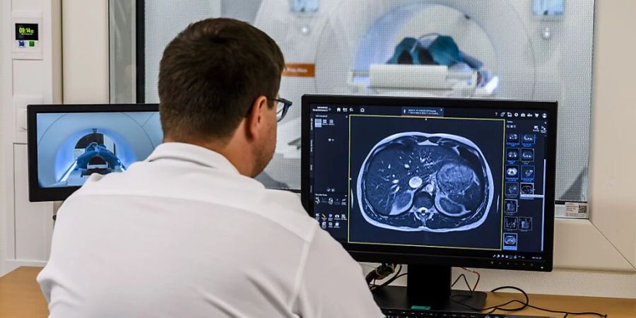 Das am Chuv getestete MRT-Gerät, das von künstlicher Intelligenz unterstützt wird, soll die Qualität der Versorgung von Patienten verbessern, die regelmässige Untersuchungen benötigen.