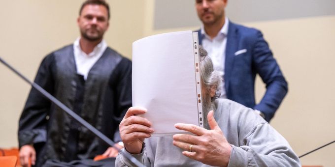Der Angeklagte im Landgericht München I mit seinen Anwälten. mann ehefrau mord freispruch