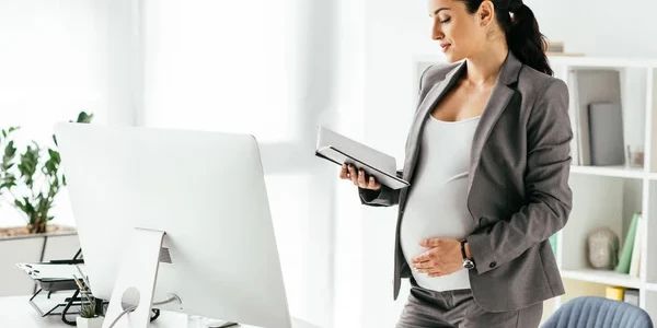 Bei der Schwangerschaftsverkündung im Arbeitsumfeld sollte die vorgesetzte Person zuerst informiert werden.