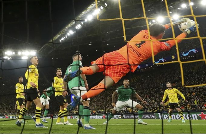 Gregor Kobel vom BVB pariert einen Schuss im Spiel der Champions League gegen Newcastle United. BVB