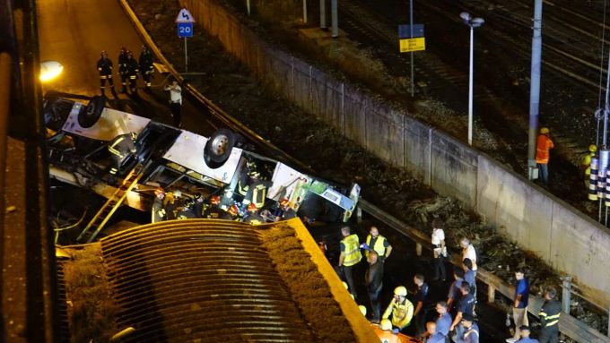 Aufklärung über die Unfallursache erhoffen sich die Ermittler von Überwachungskameras, die an der Stelle den Verkehr im Blick haben. Schweres Busunglück in Venedig