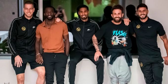 Sékou Sanogo (2.v.l.) und Miralem Sulejmani (2.v.r.) besuchen YB in Belgrad. YB