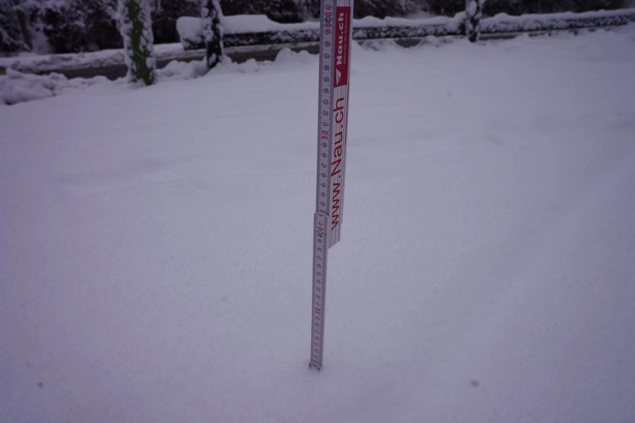 In Zollikerberg ZH liegen am Samstagvormittag 22 Zentimeter Schnee.