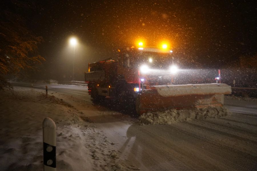 Schnee-Räumungsfahrzeuge stehen bereits im Einsatz.