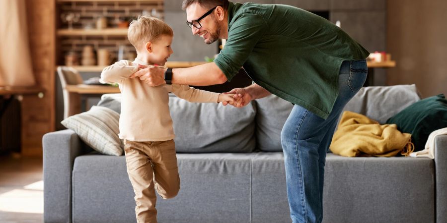 Vater und Sohn albern rum