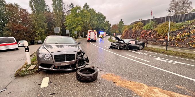 Bei der Frontalkollision wurden zwei Personen verletzt. An den Fahrzeugen entstand erheblicher Sachschaden. Frontalkollision in Warth