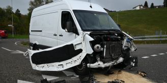 Bazenheid SG - Lieferwagenfahrer bei Kollision mit Lastwagen verletzt