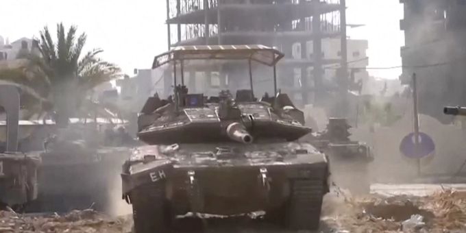 Ein israelische Panzer vor einer Ruine in Gaza-Stadt. Israel Krieg