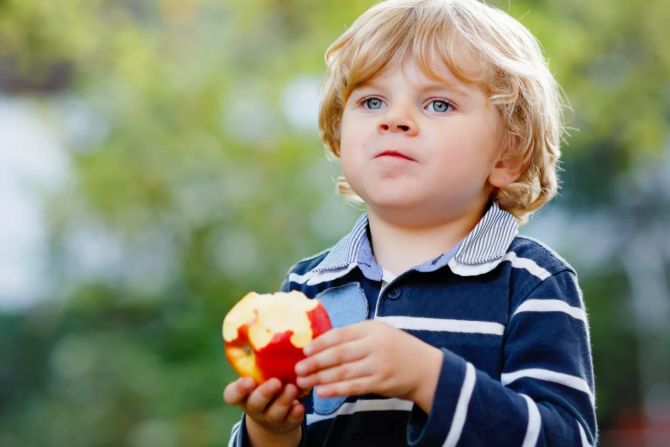 Kind Apfel
