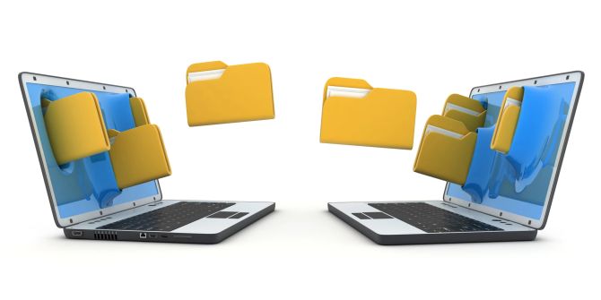 Zwei Laptops stehen sich in einer Grafik gegenüber und schicken sich Ordner hin und her.