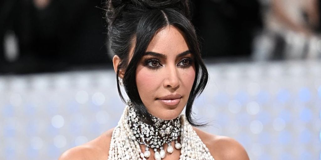 Kim Kardashian präsentiert BH mit Fake-Nippeln