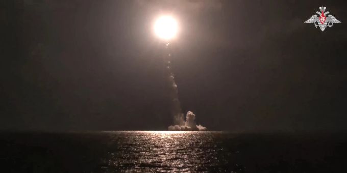Russland hat von seinem neuen Atom-U-Boot als Test eine Interkontinentalrakete abheben lassen. russland interkontinentalrakete