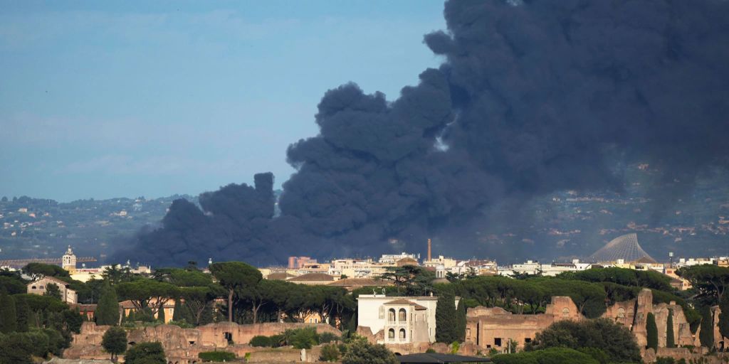 I vigili del fuoco in Italia continuano a combattere gli incendi